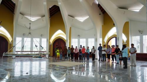 Hópurinn sem sá um uppsetningu táknsins