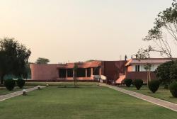 Nýja fræðslusetrið er staðsett á landi tilbeiðsluhússins