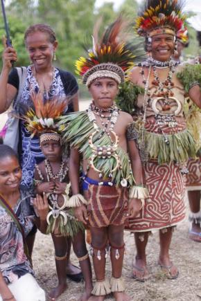 Innfæddir bahá´íar sýndu þjóðdansa