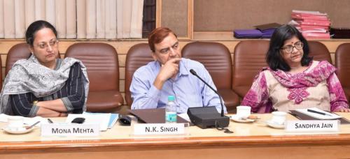 Ræðumenn sem tóku þátt í pallborðsumræðunum (frá vinstri) Dr. Mona Mehta, aðstoðarritstjóri  The Speaking Tree; Mr. N.K. Singh, fyrrverandi formaður samtaka sjónvarpsmanna; Sandhya Jain, stjórnmálafræðingur, hlusta af athygli á umræðurnar. 