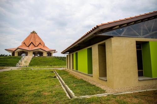 Allmargar hliðarbyggingar eru hringinn í kringum tilbeiðsluhúsið. Þær eru málaðar í skærum litum, sem er einkennandi fyrir arkitektúr héraðsins. 