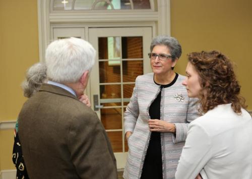 Hoda Mahmoudi (önnur frá hægri) prófessor við Bahá'í námsbraut um heimsfrið við Háskóla Marylands ræðir við ráðstefnugesti.
