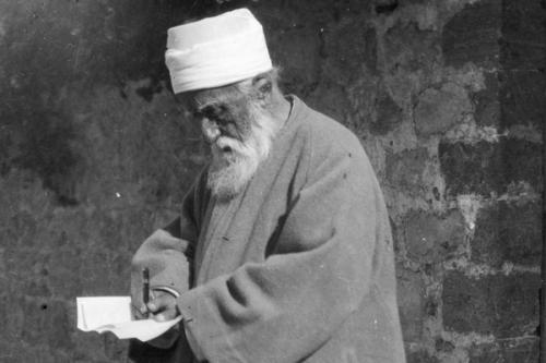 'Abdu'l-Bahá skrifar bréf þegar Hann var í Landinu helga árið 1920.