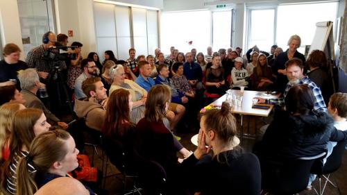 Þéttsetinn salur á fyrirlestri Rainn Wilson í bahá'í þjóðarmiðstöðinni