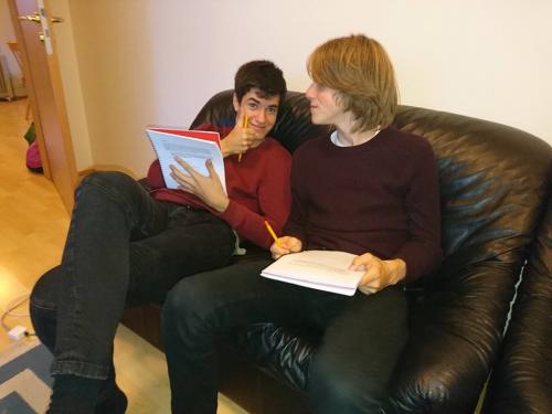 Ungmenni að nema Ruhí bók 2, sem fjallar um þjónustu