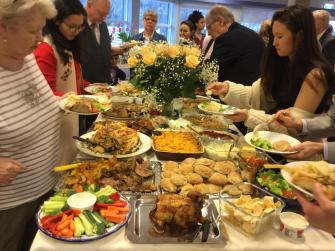 Fallegur blómakrans skreytti hátíðarborðið