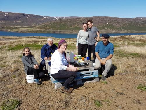 Vinnuhópurinn í kaffipásu. Jóhann Jochumsdóttir stendur fyrir miðri mynd, við hlið sonar síns.