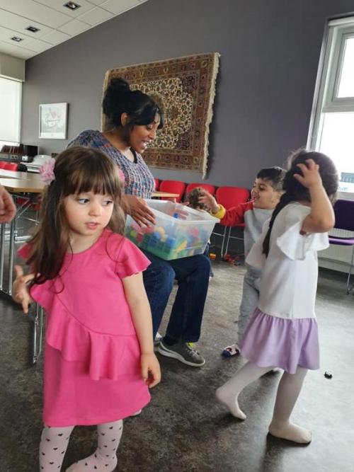 Börnin æfðu sig í að taka saman dót undir leiðsögn kennara síns.