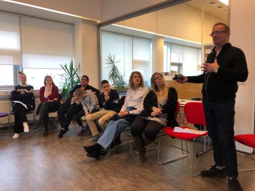 Þátttakendur unnu skapandi verkefni á umdæmissamkomunni