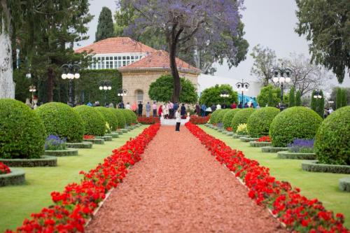 Fulltrúarnir biðjast fyrir við helgidóm Bahá'u'lláh í Bahjí áður en þingið hefst