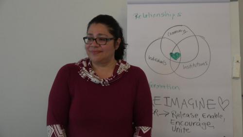 Dr. Mojgan Sami flytur ræðu sína á sumarskólanum