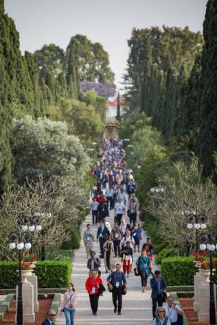 Fulltrúar ganga að helgidómi Bahá'u'lláh í Bahjí