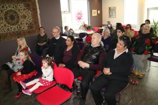 Gestir hlýða á dagskrá hátíðarinnar