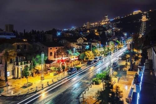 Þýskir Templarar komu til Landsins helga á nítjándu öld, því þeir væntu þess að Kristur væri væntanlegur. Hús þeirra liggja meðfram götunni fyrir neðan grafhýsi Bábsins á Karmelfjalli í Haifa, Ísrael