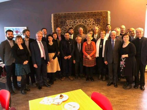 Fulltrúar trúarhópa, sérfræðinga og embættismanna sem heimsóttu bahá'í miðstöðina