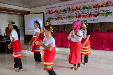 Kennarar við skóla sem YBTI styður sýna dans á ráðstefnunni