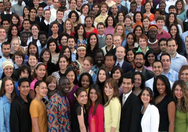 Sjálfboðaliðar við bahá'í heimsmiðstöðina í Haifa, Ísrael.  Jakob Regin er ungi ljóshærði maðurinn aðeins til hægri fyrir miðri mynd, fyrir aftan mann í jakkafötum sem klæðist blárri skyrtu. 