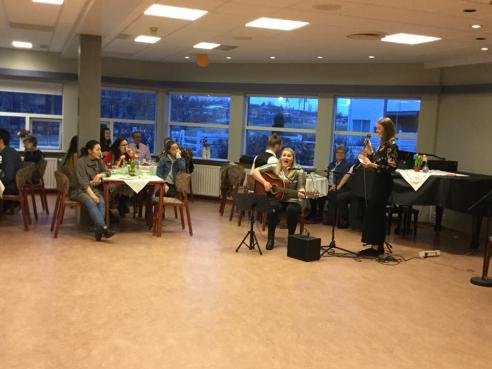 Elínrós og Sandra Júlía frumfluttu lag um naw-rúz við mikinn fögnuð viðstaddra