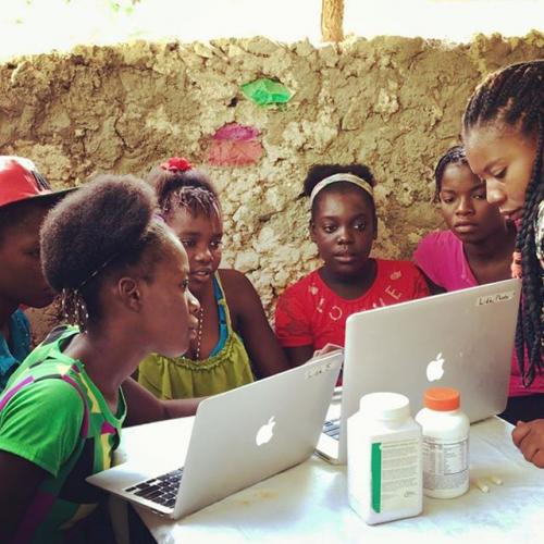 Tölvukennsla í umsjá Sourette í Bayoné Tripo. Þetta verkefni er hluti af samfélagsverkefni sem hjónin Holiday og Rainn Wilson reka á Haiti. Verkefnið er styrkt af Mona Foundation. Computer lessons with Sourette at Bayonè Tripo #lidehaiti @holidayreinhorn @lidehaiti @rainnwilson #monafoundation