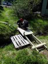 Unnið við gerð göngustíga í gamla skóginum.