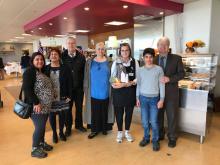 Bahá'í samfélagið í Hafnarfirði afhendir Hrafnistu blómakörfu á Sjómannadaginn