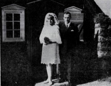 Bahá'í brúðhjón fyrir framan Árbæjarkirkju að vígslu lokinni.